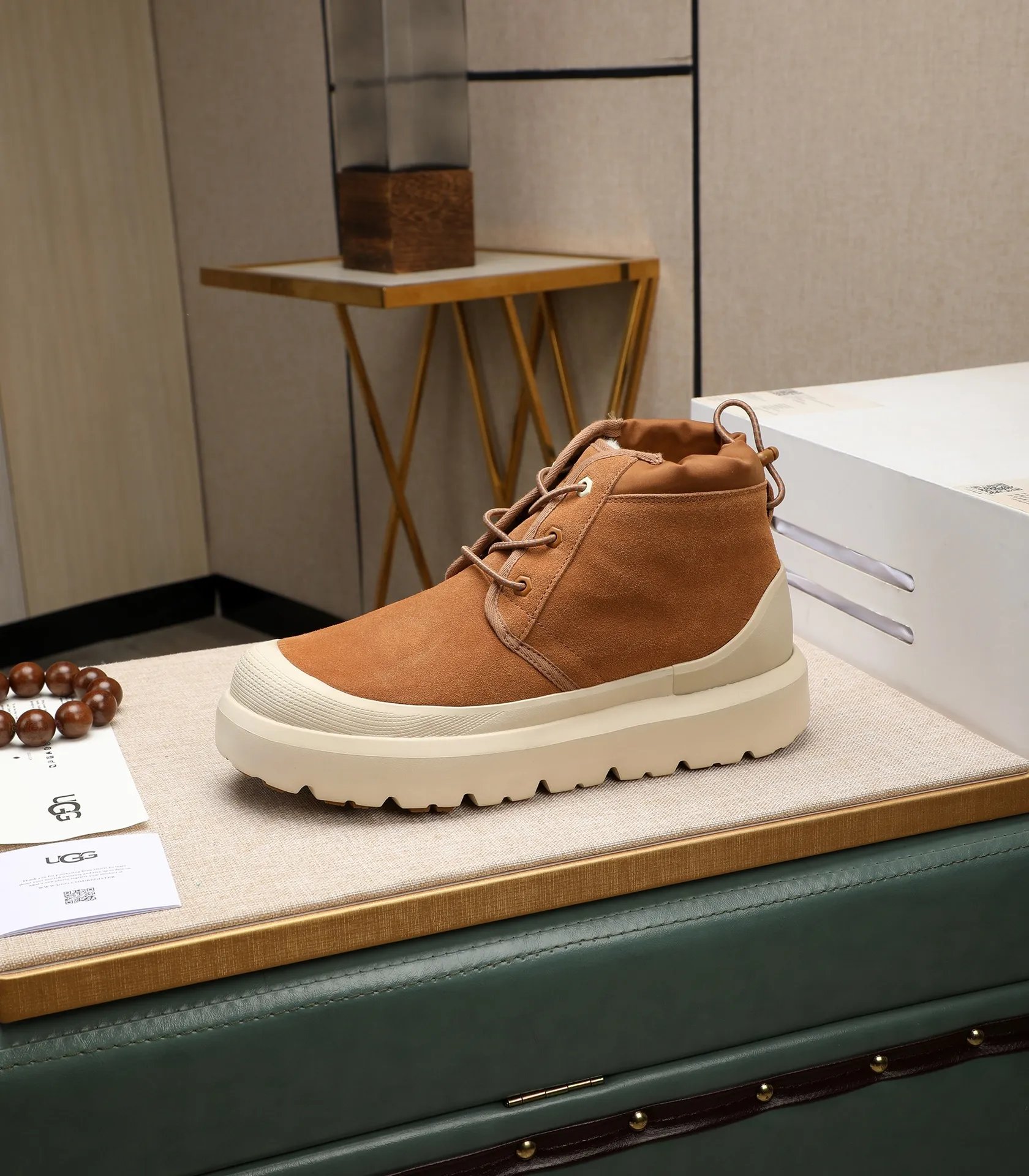 Men's shoes 💰580 (same style for men and women) Please pay attention to the quality of the original order and compare the thickness of the wool 🏮🏮The popular UGG is from Australia's warm luxury brand men's shoes, the official website is synchronized, Beckham men's style..., made of imported first-layer waxed cowhide, waxed toe cap, Australian real wool velvet lining Carefully sewn...Imported rubber Martin boots outsoles (comfortable, soft and wear-resistant). I really like the quality..Exquisite workmanship. You won't be able to put it down at first sight. Sizes 35-44